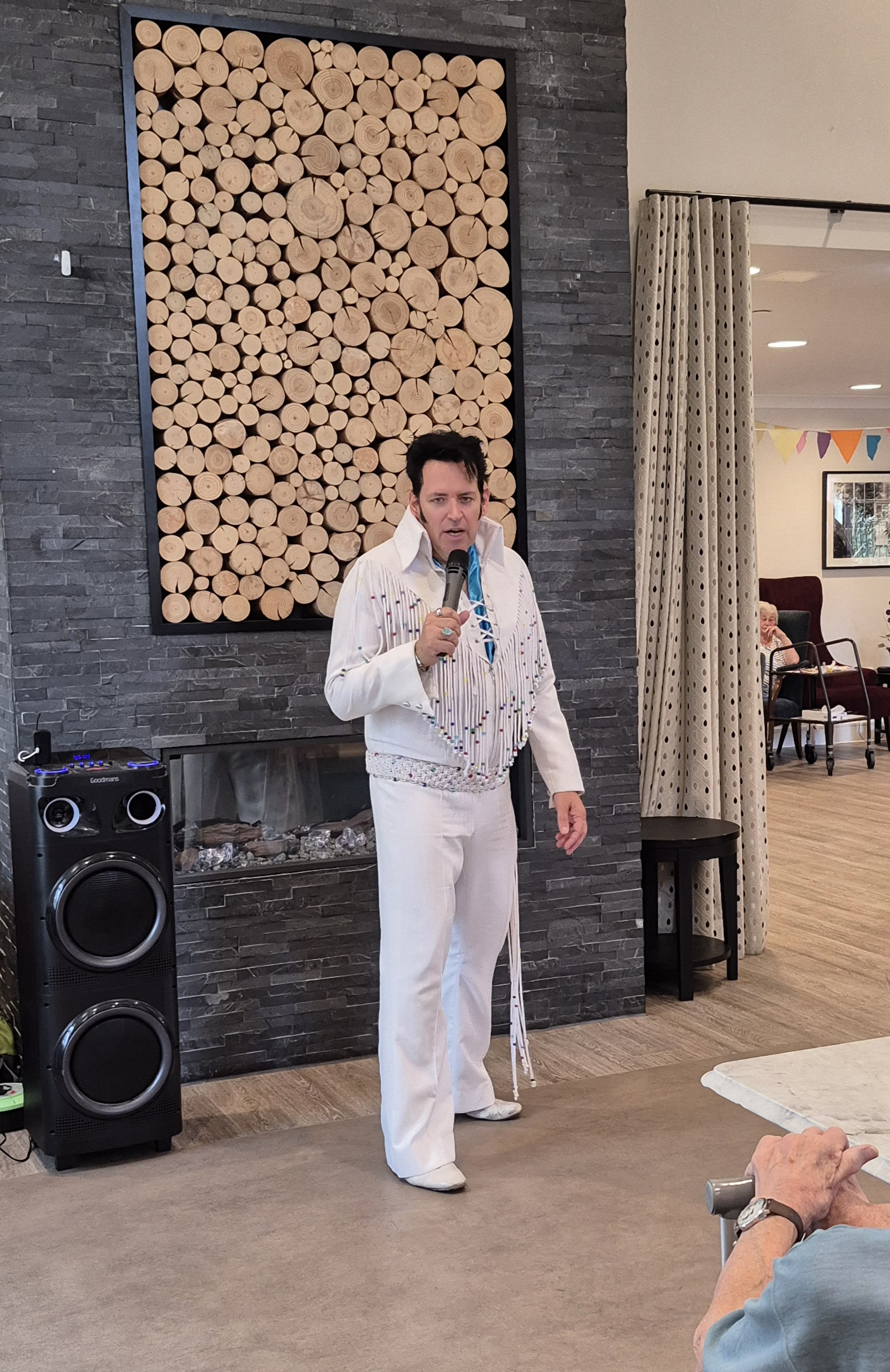 Craig Jefferson as Elvis