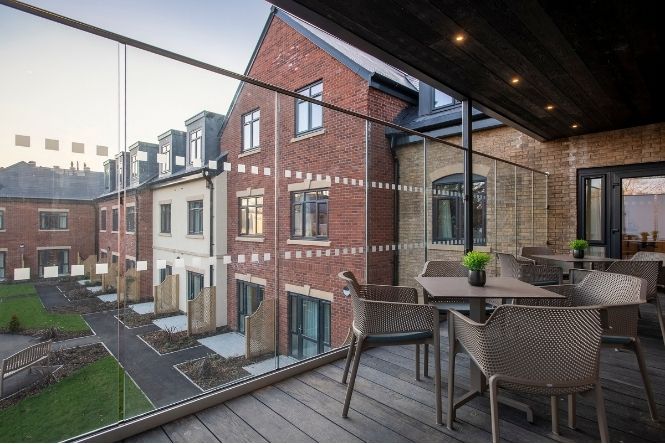 Balcony with views of the garden at Meryton Place