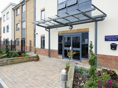 Bedfordshire's Caddington Grove Care Home residents are back with advice for the young this Valentine's Day!