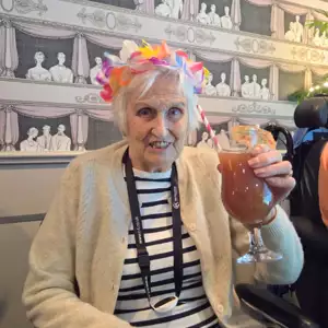 Tropical Surprise Brings Sunshine To Montague House Care Home (3)